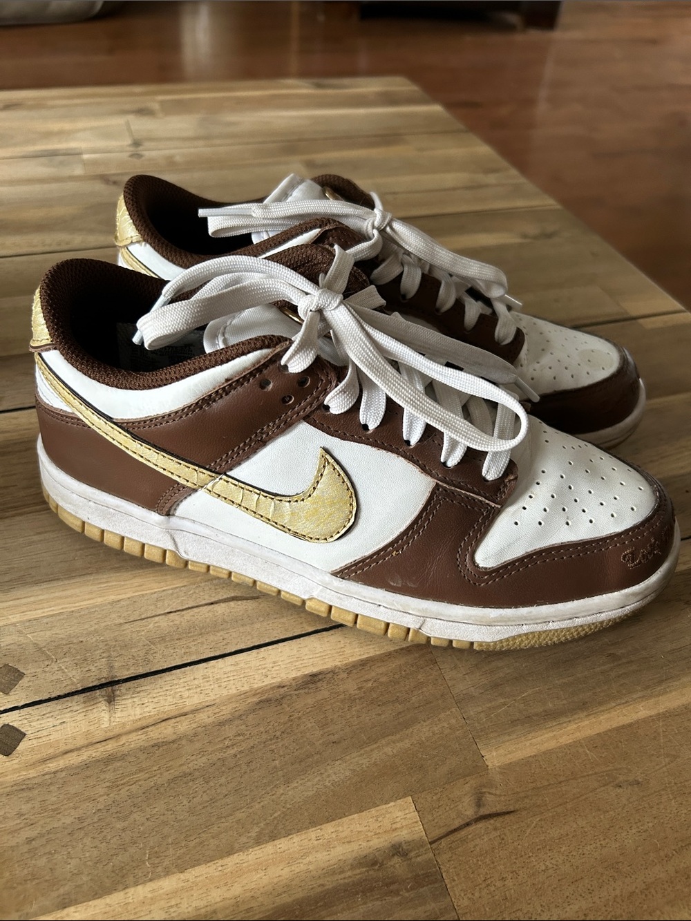 Nike Low-Top Sneakers - White, Brown & Gold Swoosh